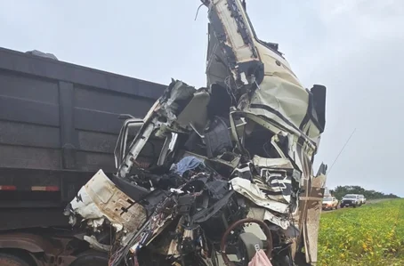 Carreta ficou com a cabine totalmente destruída após colisão na PI 392