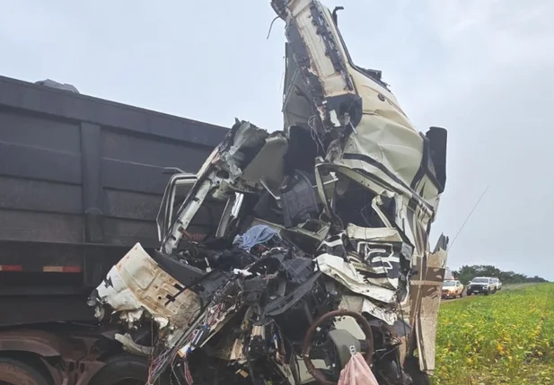Carreta ficou com a cabine totalmente destruída após colisão na PI 392
