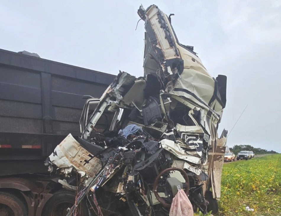 Carreta ficou com a cabine totalmente destruída após colisão na PI 392