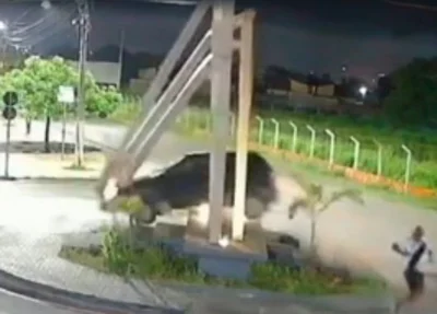 Carro em alta velocidade destrói estrutura de rotatória na cidade de Floriano