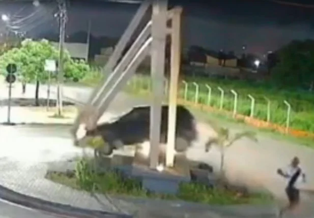 Carro em alta velocidade destrói estrutura de rotatória na cidade de Floriano