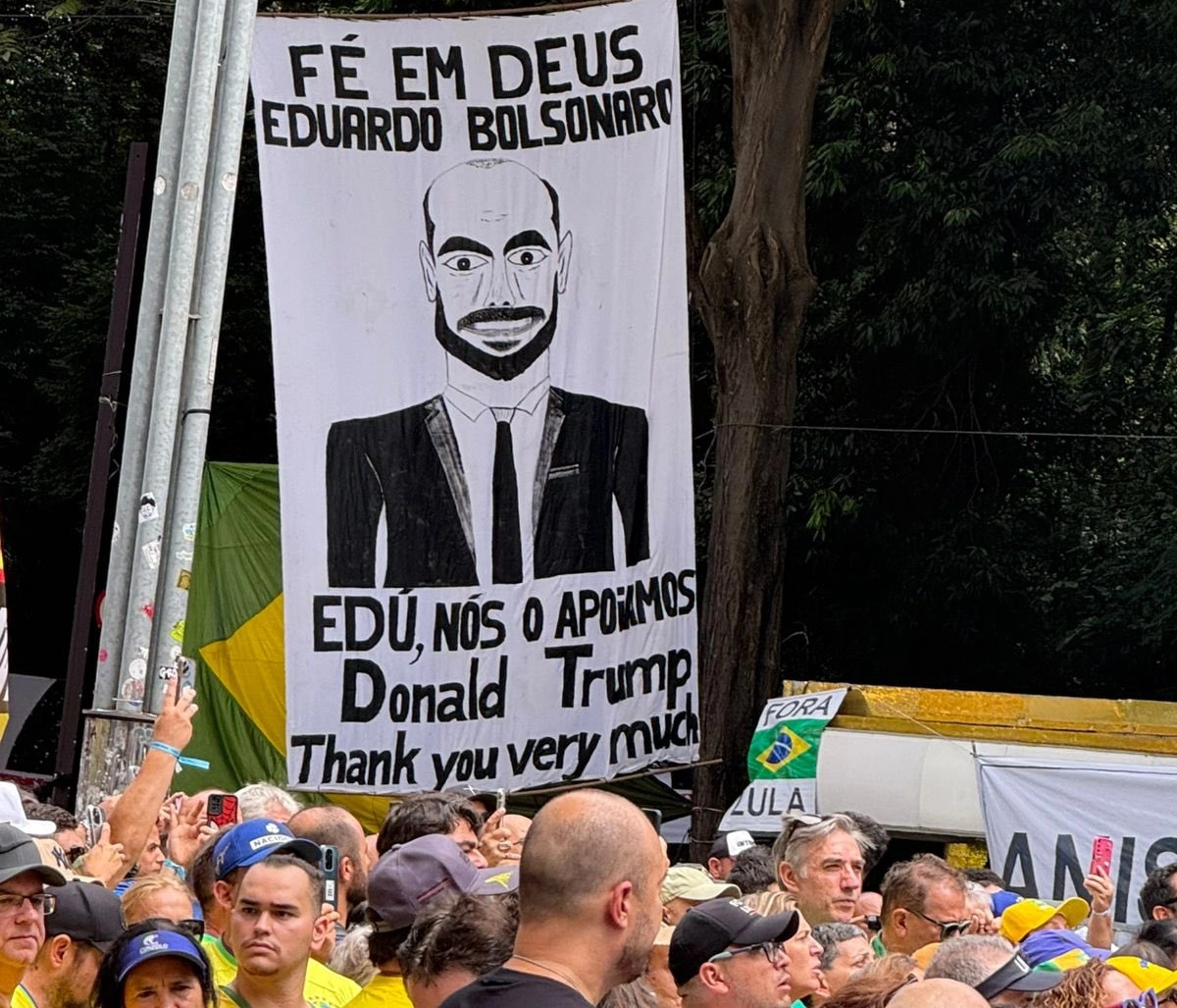 Cartaz com mensagem para Eduardo Bolsonaro