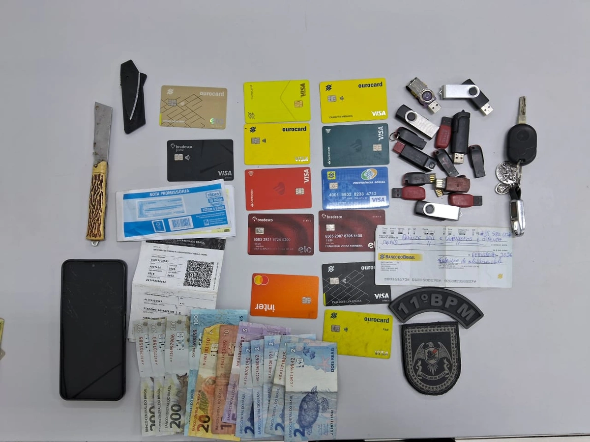 Cartões de crédito, pen drives e cédulas encontradas com o acusado