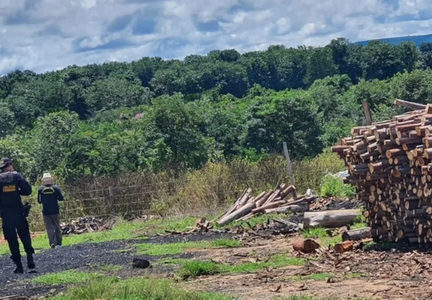 Carvoaria localizada na zona rural de Alto Taquari, no estado de Mato Grosso.
