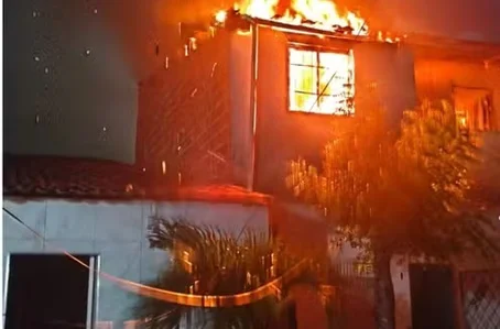 Casa pegando fogo