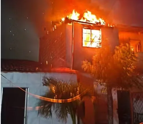 Casa pegando fogo