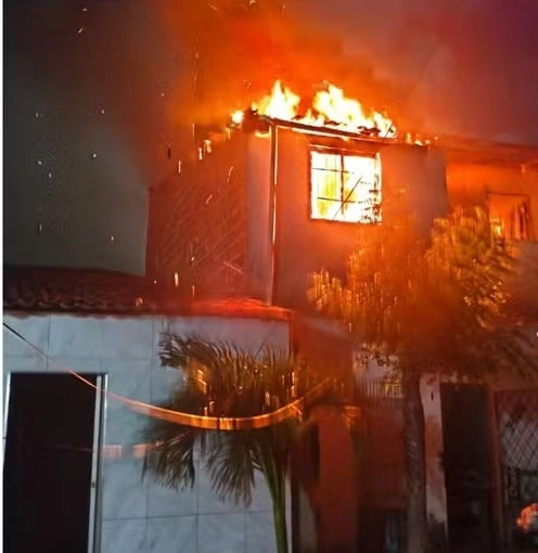 Casa pegando fogo