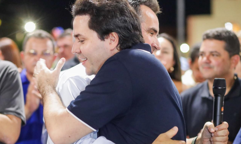 Ciro Nogueira abraça Pompilim