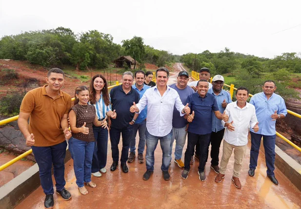 Ciro Nogueira em inauguração de ponte