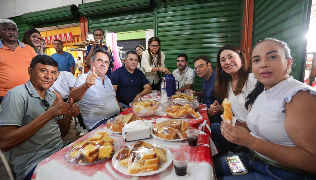 Ciro Nogueira toma café da manhã no Mercado do Dirceu