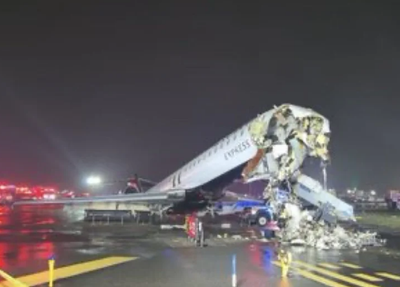 Colisão entre avião e caminhão de bombeiros fecha aeroporto em Nova York
