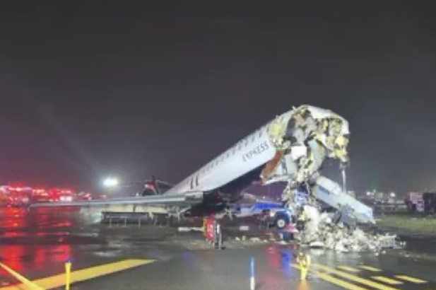 Colisão entre avião e caminhão de bombeiros fecha aeroporto em Nova York