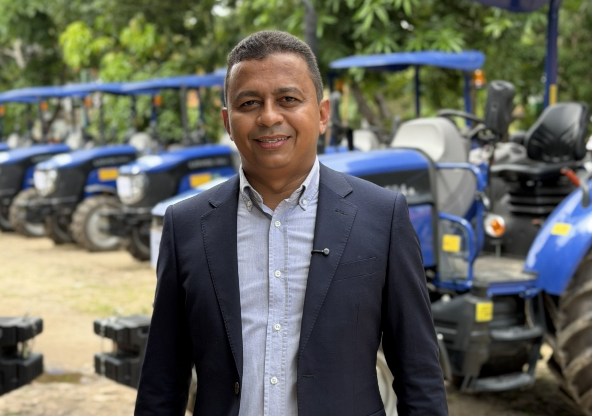 Com emenda de Dr. Francisco, Governo entrega tratores a agricultores familiares