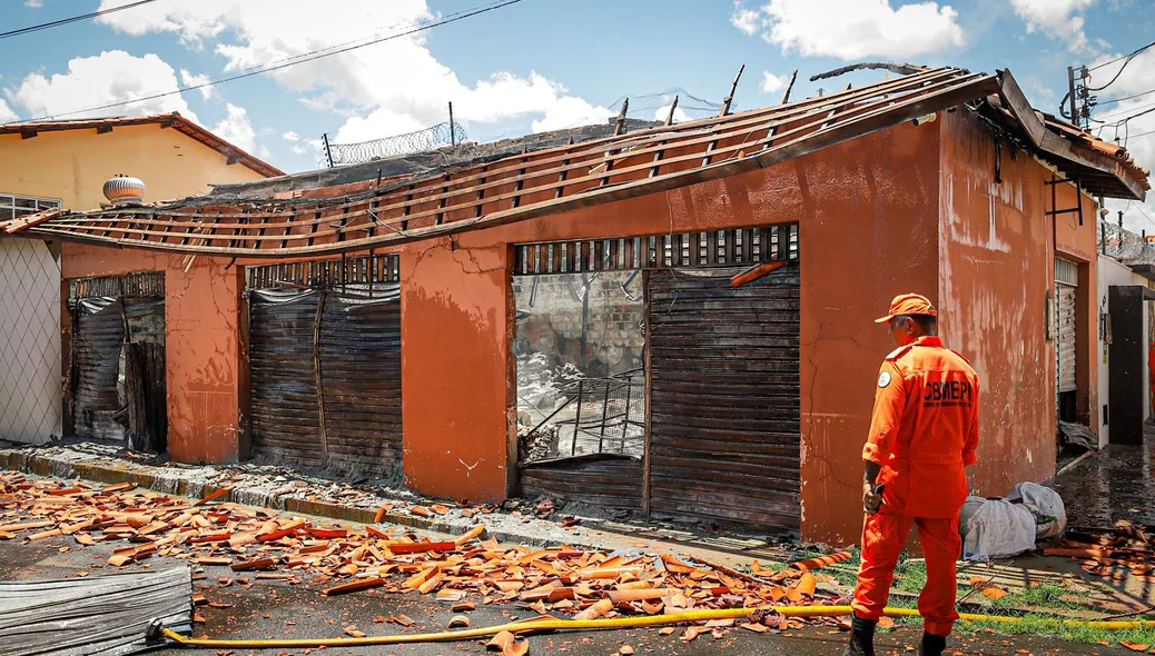 Corpo de Bombeiros no local