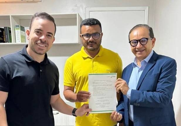 Deputado Dr. Hélio viabiliza reforma da Praça Santo Antônio em Flores do Piauí