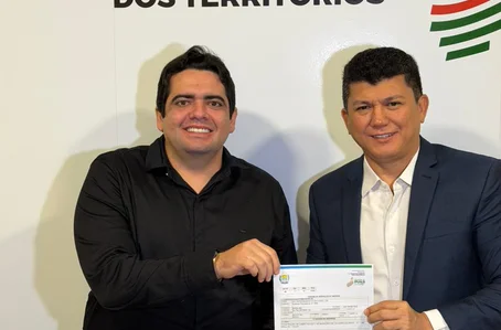 Deputado Rubens Vieira assina ordem de serviço que beneficia Cajueiro da Praia com arena esportiva