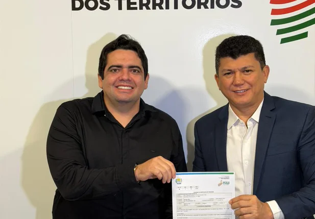 Deputado Rubens Vieira assina ordem de serviço que beneficia Cajueiro da Praia com arena esportiva