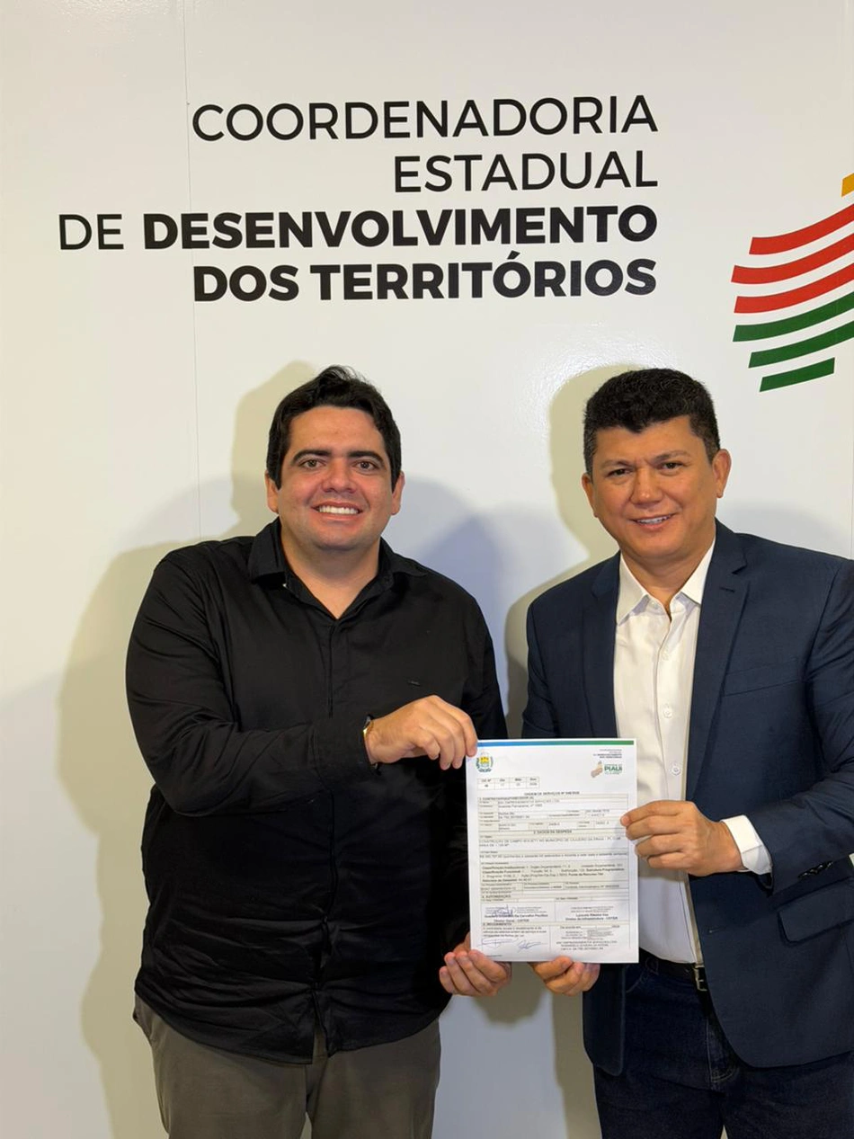 Deputado Rubens Vieira assina ordem de serviço que beneficia Cajueiro da Praia com arena esportiva