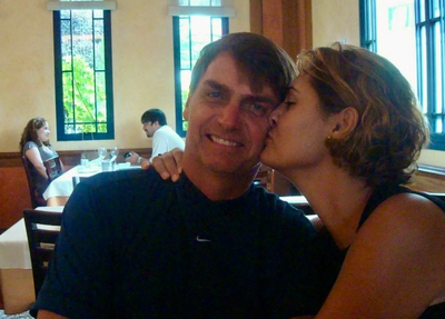 “Deus o livrou da morte”, diz Michelle Bolsonaro no aniversário de Bolsonaro