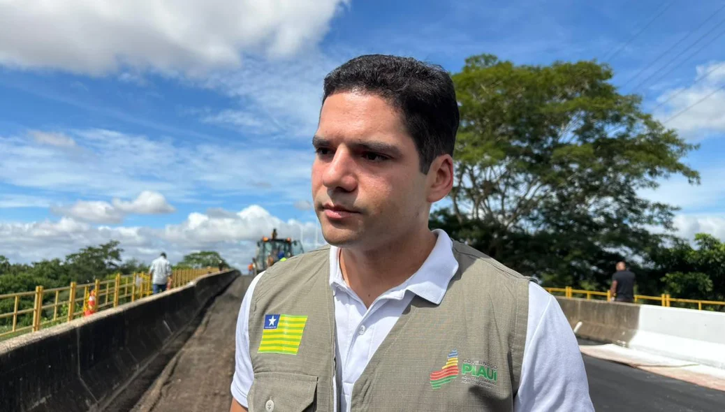 Diretor do DER-PI, Leonardo Sobral acompanha obra na Ponte Leonel Brizola