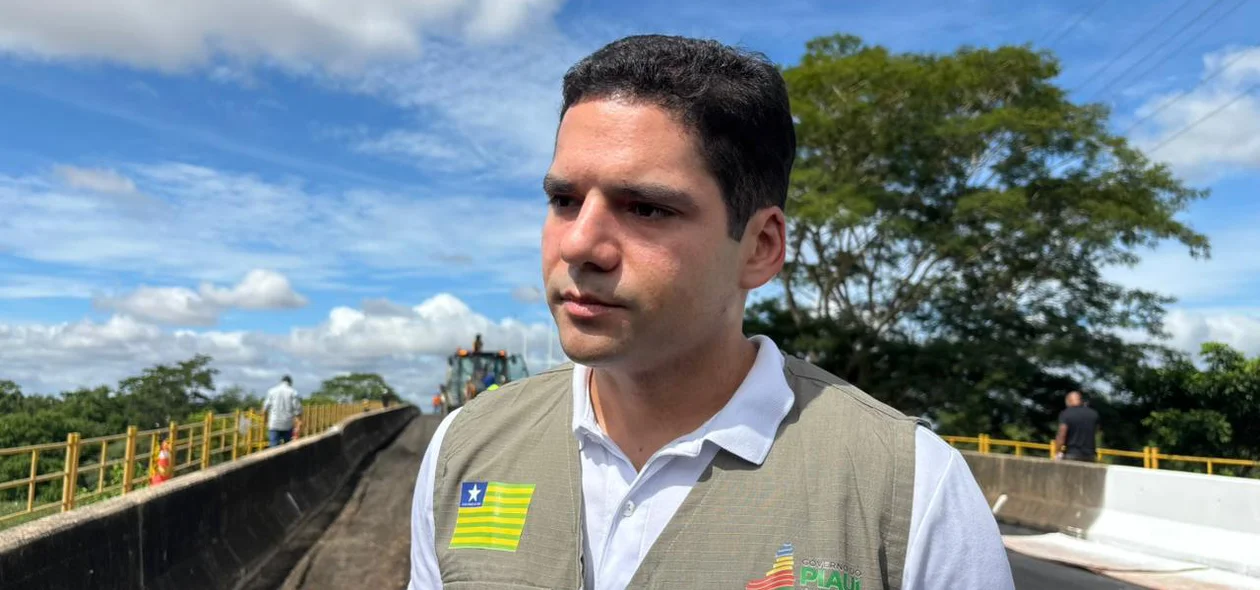 Diretor do DER-PI, Leonardo Sobral acompanha obra na Ponte Leonel Brizola