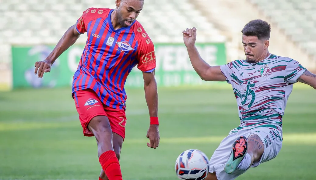 Disputa de bola entre Fluminense-PI e Piauí na semifinal do estadual