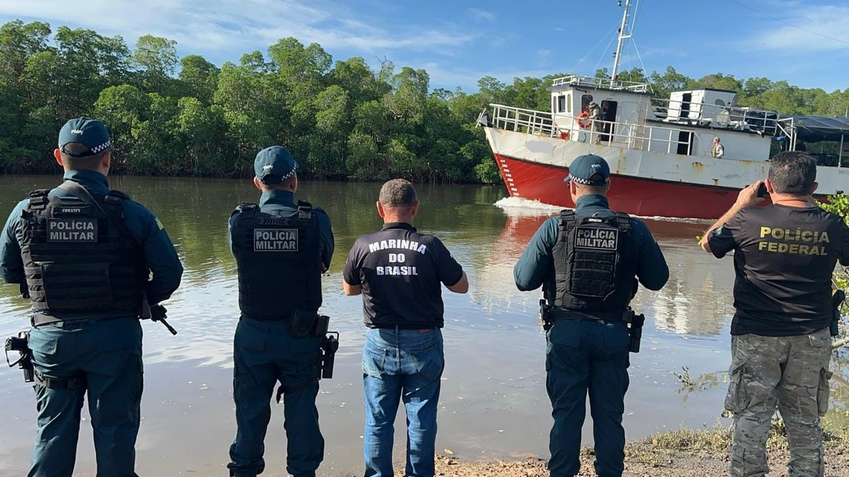 Embarcação com cigarros contrabandeados