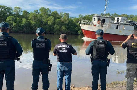 Embarcação com cigarros contrabandeados