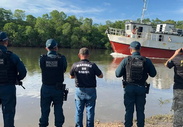 Embarcação com cigarros contrabandeados