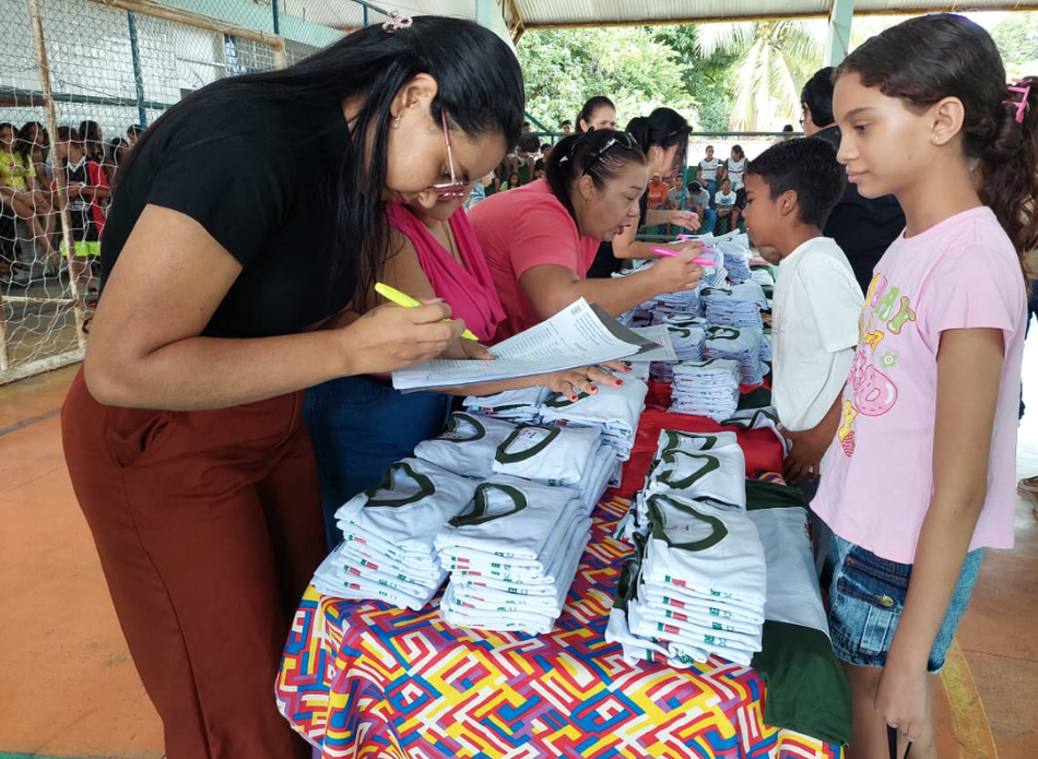 Entrega de fardamento escolar