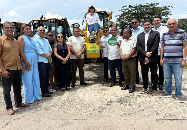 Entrega de máquinas para sete municípios do Piauí