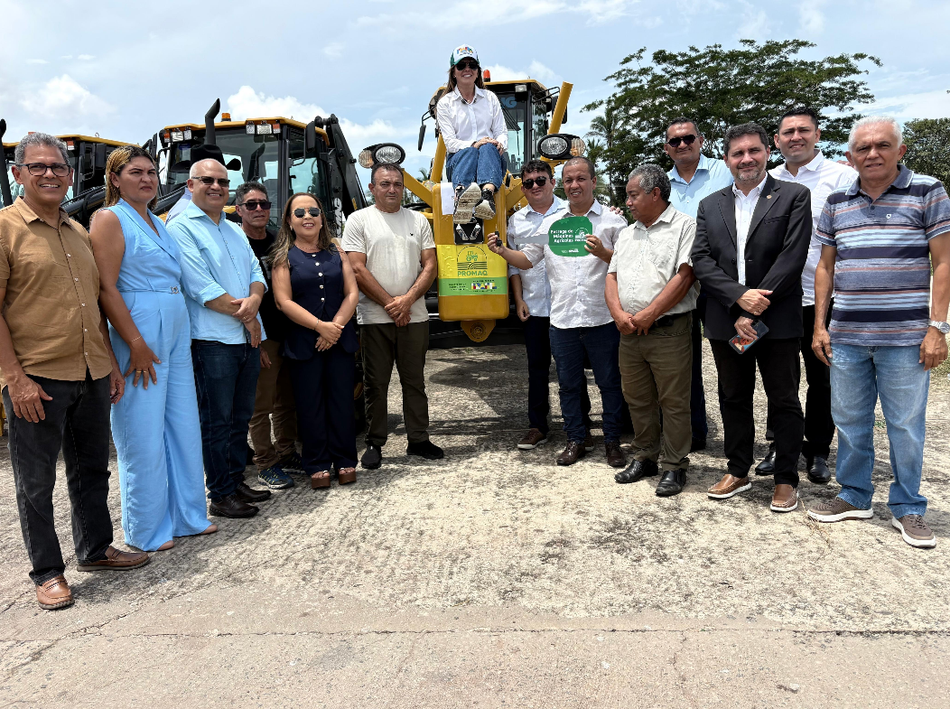 Entrega de máquinas para sete municípios do Piauí