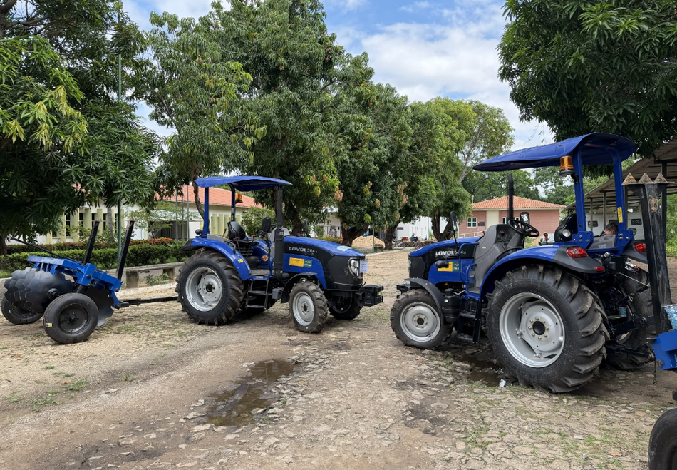 Entrega tratores a agricultores familiares