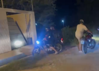 Entregadores derrubam portão da casa de cliente acusado de agredir motoboy