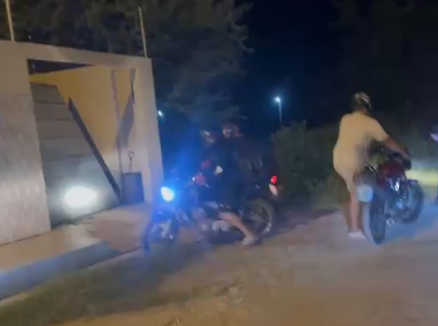Entregadores derrubam portão da casa de cliente acusado de agredir motoboy