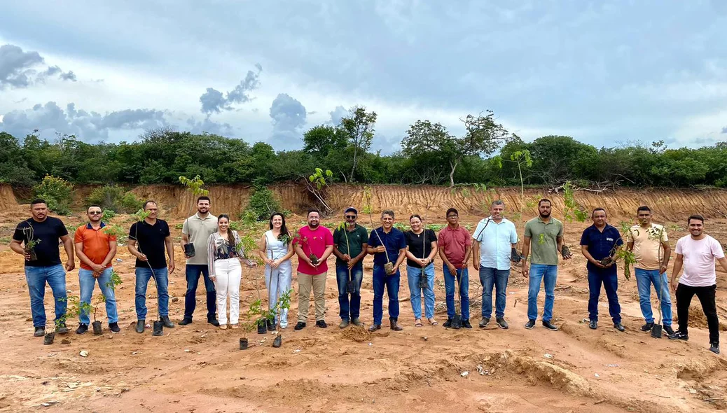Equipe da prefeitura realizando a revitalização
