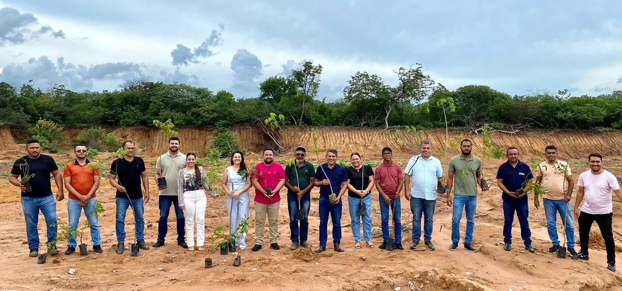 Equipe da prefeitura realizando a revitalização