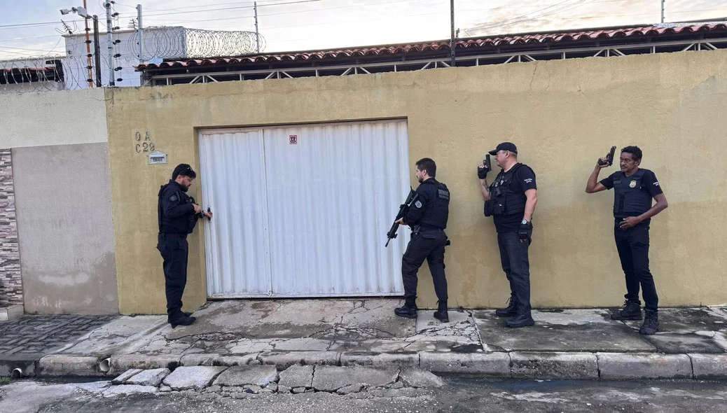 Equipes do DENARC em ação na Operação Desarme