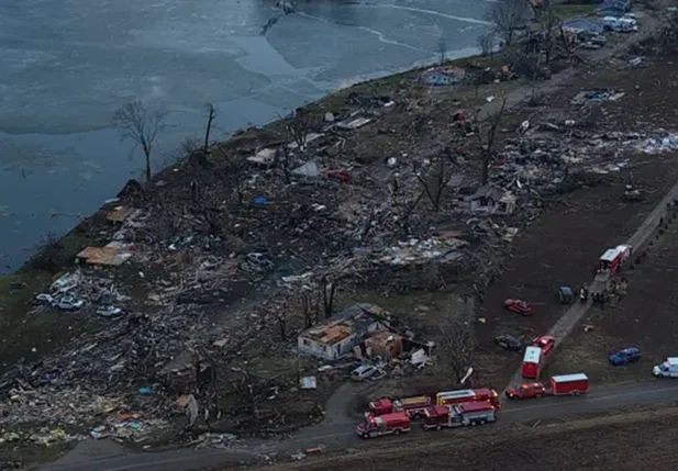 Estragos deixados após passagem de tornado nos EUA
