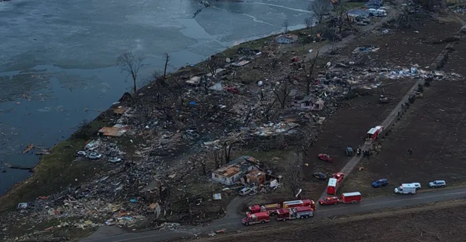 Estragos deixados após passagem de tornado nos EUA