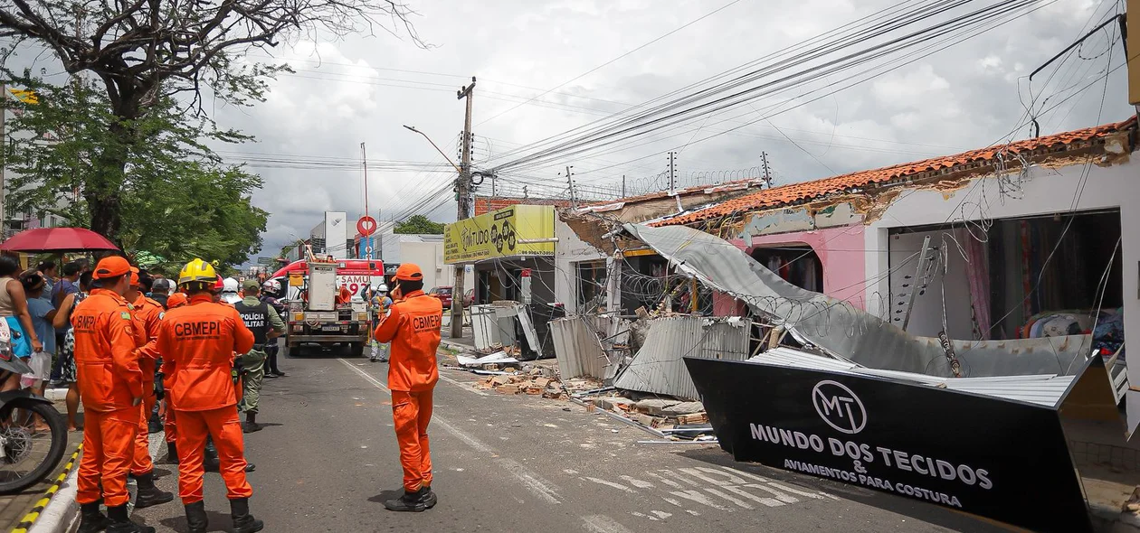 Estrutura de fachada de três lojas foi ao chão