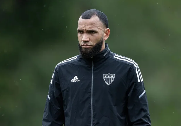Everson durante treino na cidade do Galo, em Vespasiano-MG