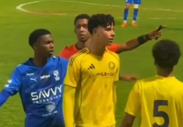 Filho de Cristiano Ronaldo se envolve em discussão e recebe cartão em jogo da base do Al-Nassr