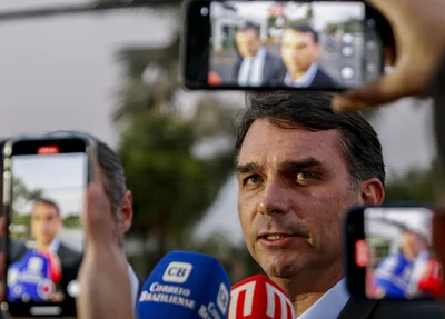 Flávio Bolsonaro durante coletiva
