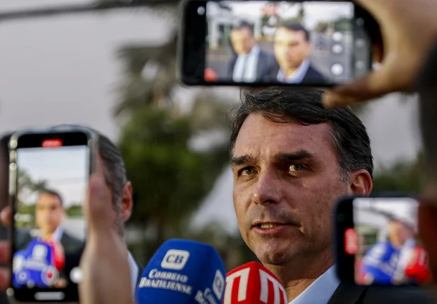 Flávio Bolsonaro durante coletiva