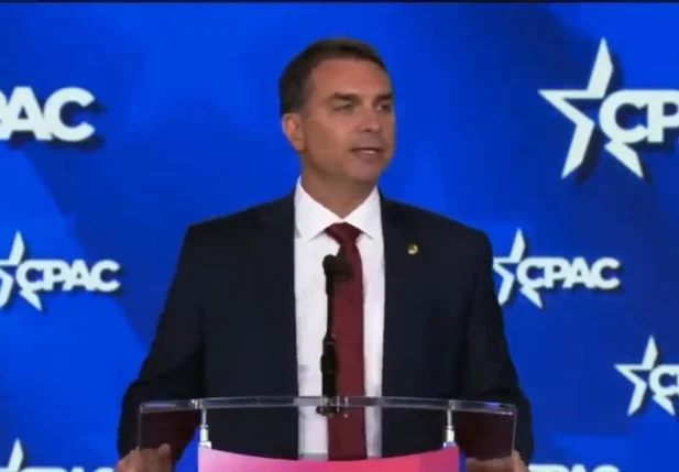 Flávio Bolsonaro em discurso nos EUA