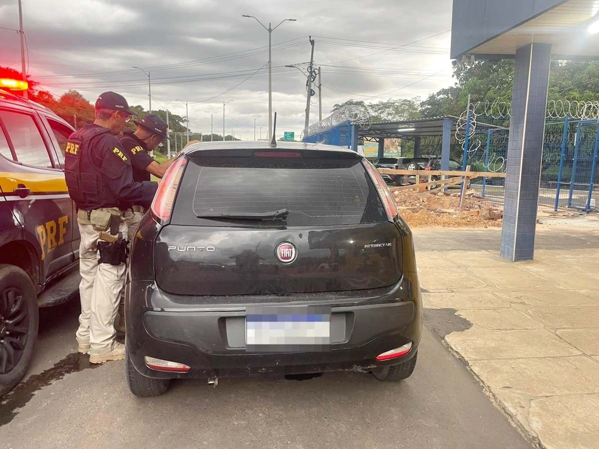 Foragido abordado pela PRF andava em carro roubado