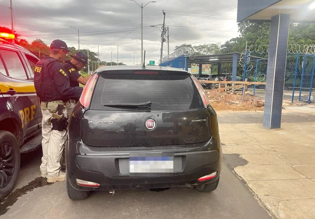 Foragido abordado pela PRF andava em carro roubado