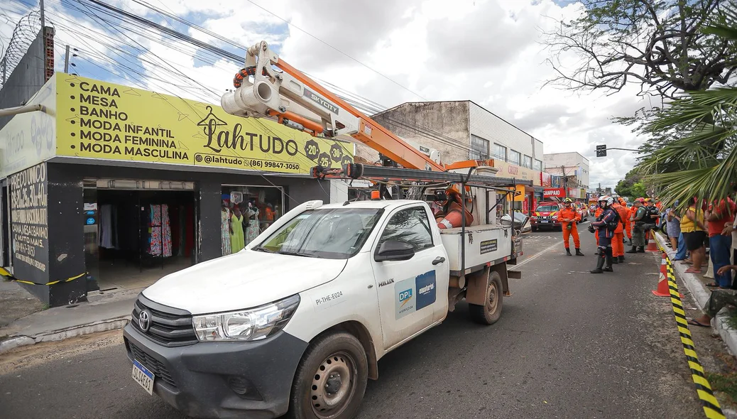 Funcionários da Equatorial no local do acidente
