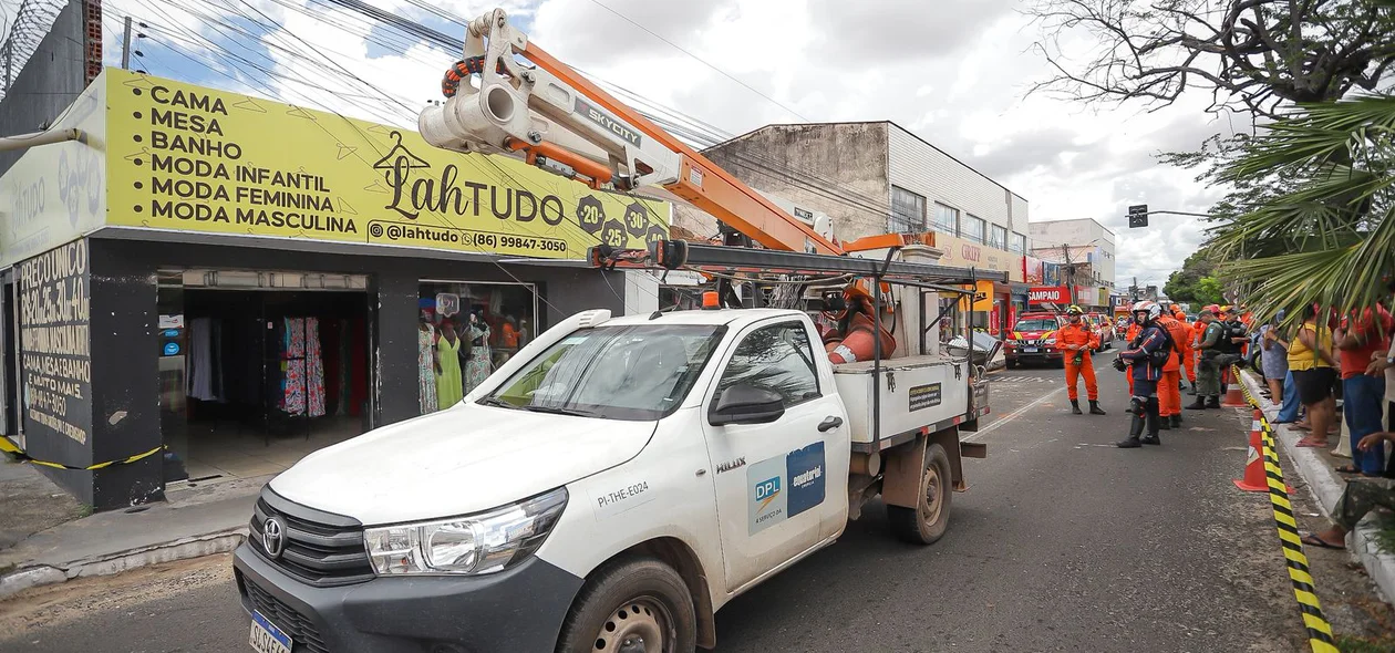 Funcionários da Equatorial no local do acidente